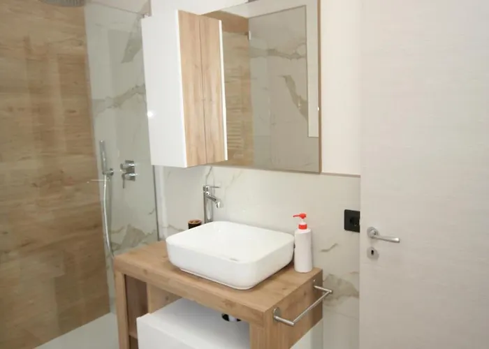 Luxhome 4* 卡坦扎罗